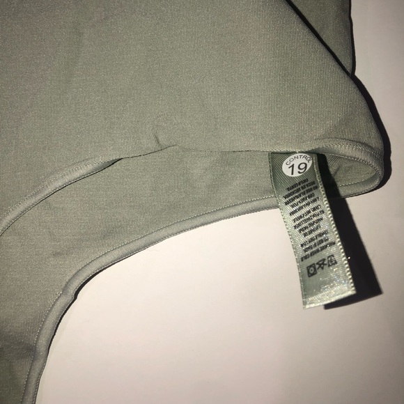 SKIMS Essential Crewneck Sleeveless Bodysuit - Picture 7 of 9